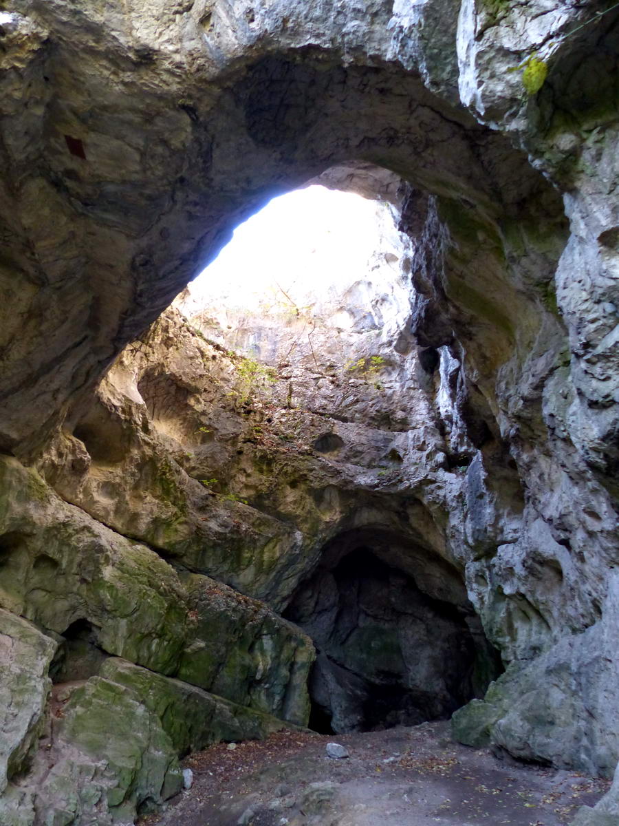 Betekintés a Jankovich-barlang bejárati kapuívén