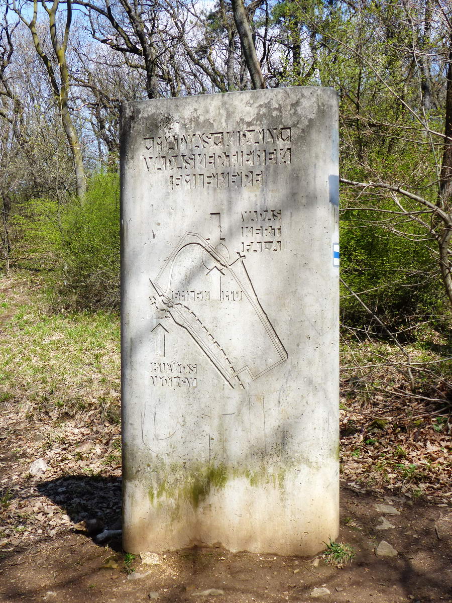 Mátyás király vadasparkjának emlékműve a Vadaskerti-hegy lábánál
