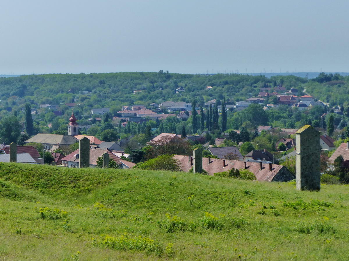 Letekintés a dombtetőről Sóskút házaira