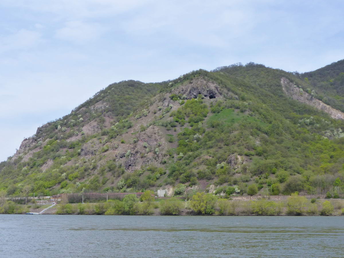 A Duna túlsó partjáról, a dömösi hajóállomásról látszanak a legjobban a Szent Mihály-hegy remetebarlangjai