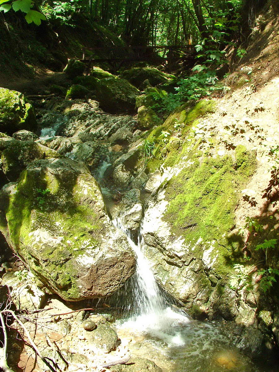 A Dera-patak mini vízesései a sziklák között