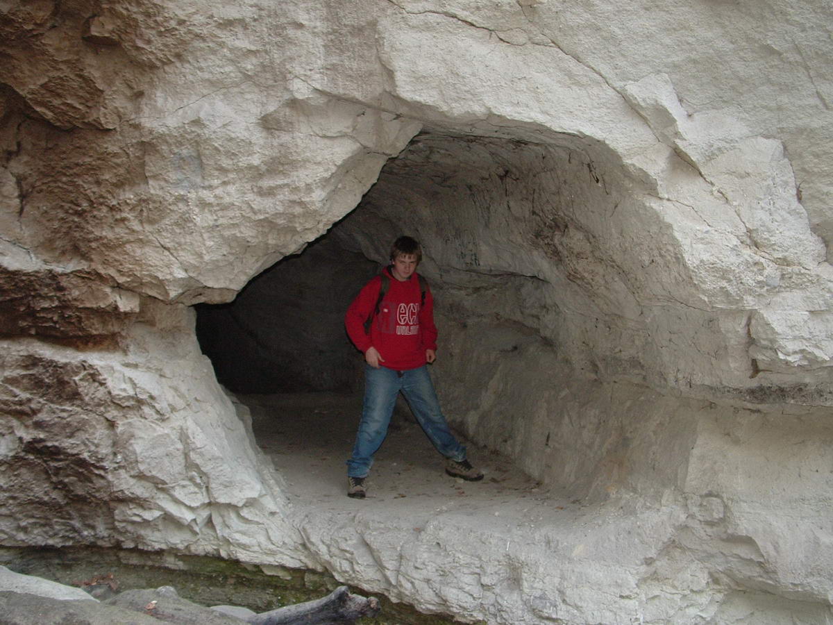 A fiam áll az egyik rövid barlang szájában