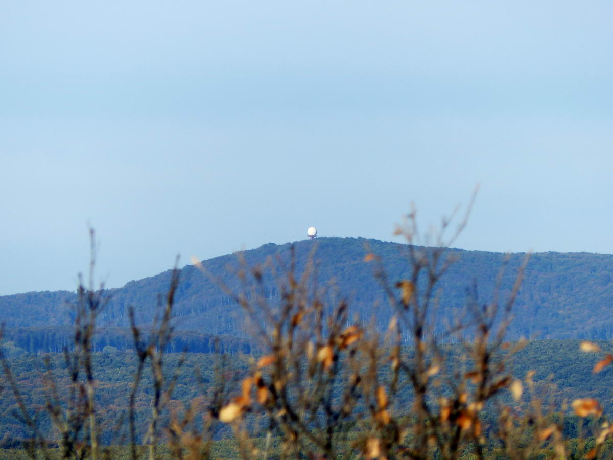 Jól látszik a 709 méter magas Kőris-hegy (a Bakony legmagasabb hegye) tetején a radarállomás golflabdához hasonló antennaburkolata