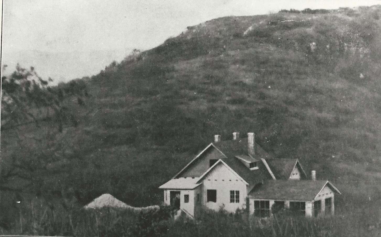 [6] A turistaház látképe a Kis-Kevély felől 1935-ben