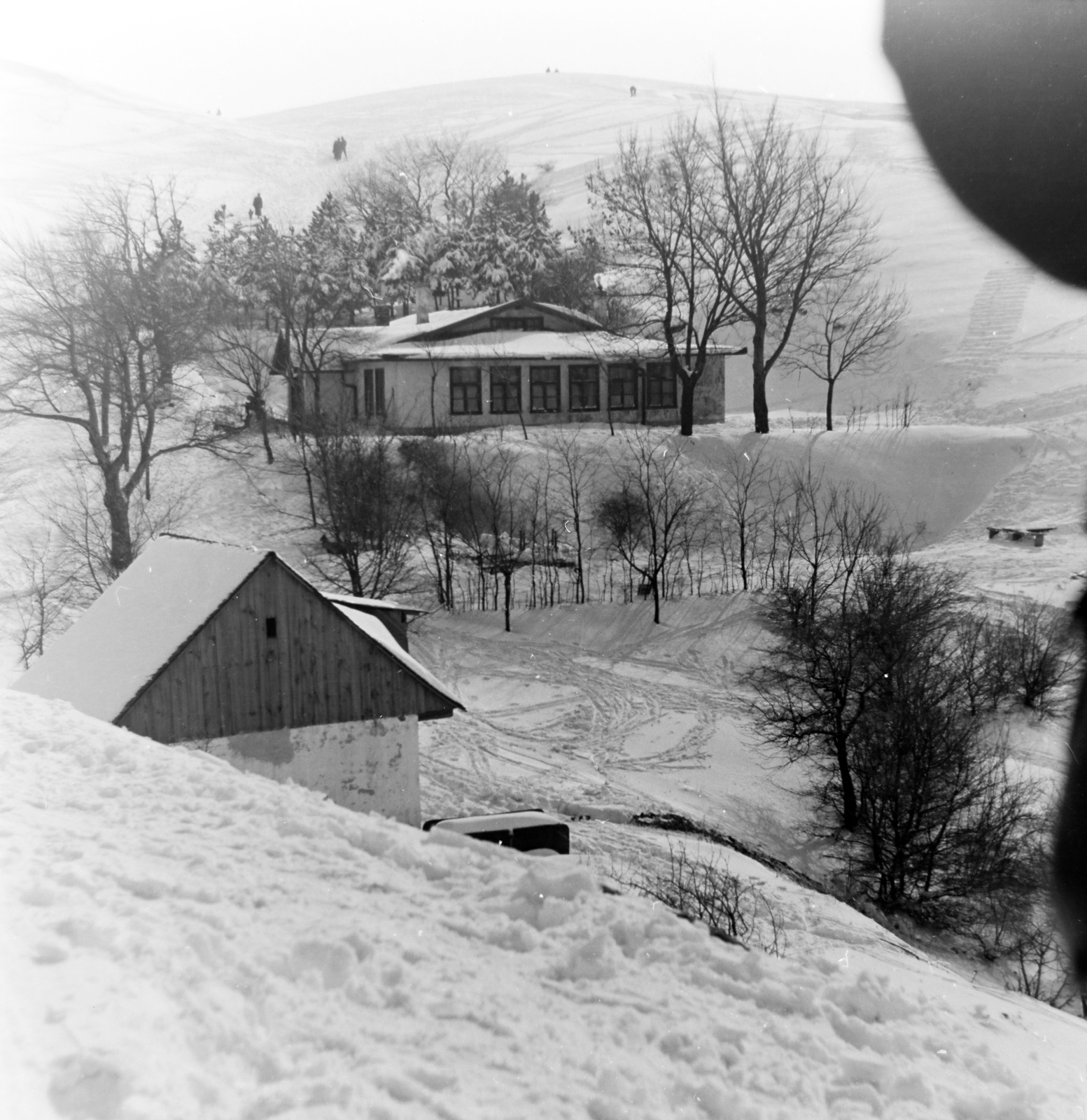 [13] Egy téli kép a turistaházról a korábbi kép nézőpontjából 1955-ben