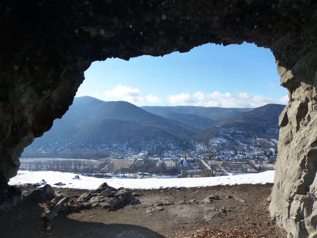 Kitekintés a barlangból Dömösre és a Visegrádi hegyekre