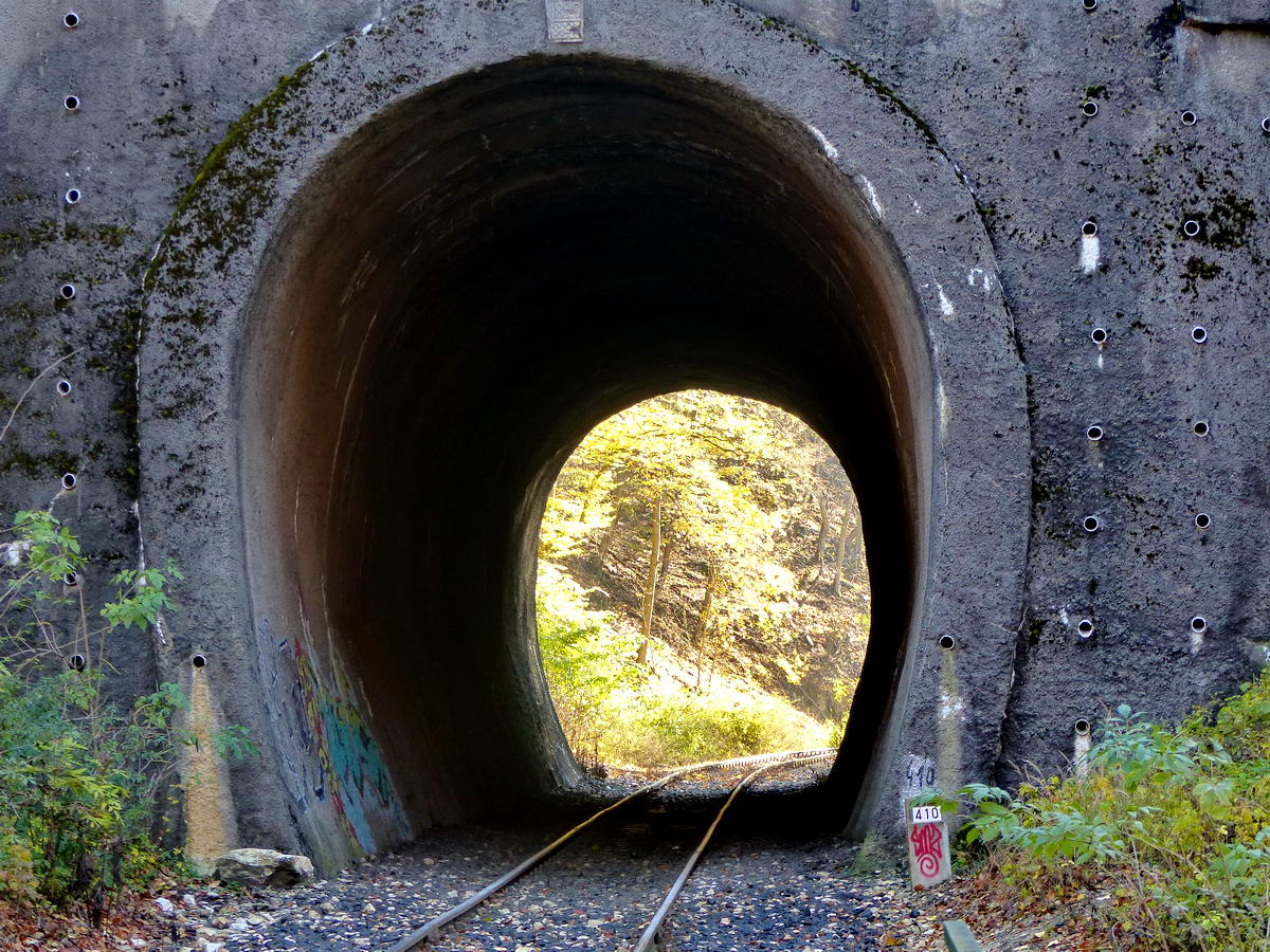 A viadukt után kezdődik rögtön az alagút
