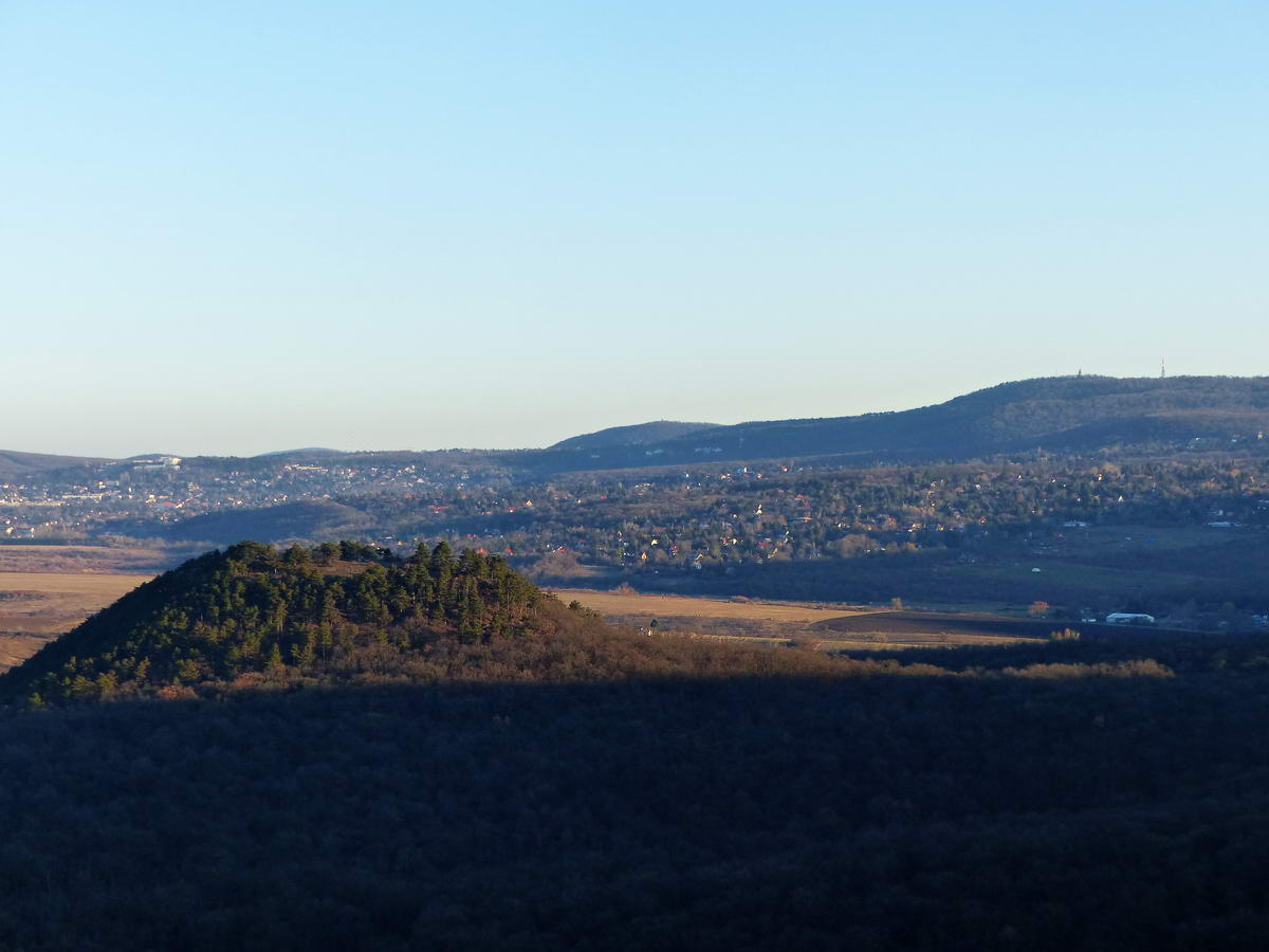 Kilátás Budakeszire (balra) és a János-hegyre (jobbra). Az előteret a Kecske-hegy takarja ki, mögötte azért feltűnik a vitorlázórepülő-tér füves mezeje.