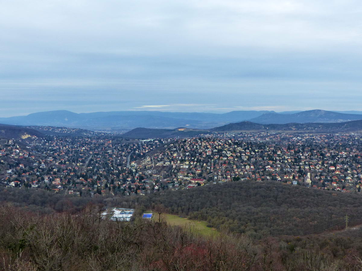 Kilátás Pesthidegkútra, valamint a távoli Pilisre és Visegrádi-hegységre
