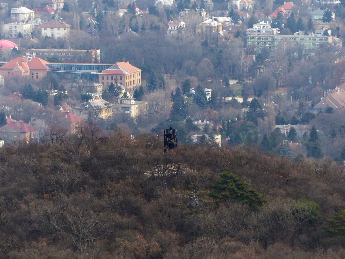 A Kis-Hárs-hegyen álló Makovecz kilátó erős zoommal fényképezve