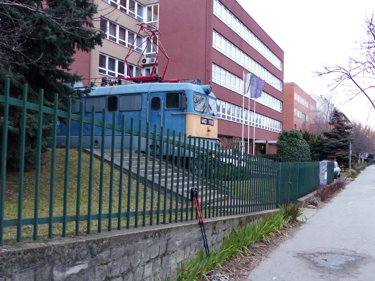 Az öreg V40-es Kandó mozdony helyett állították ide ezt a leselejtezett V43-ast a volt Kandó Kálmán Villamosipari Főiskola elé.