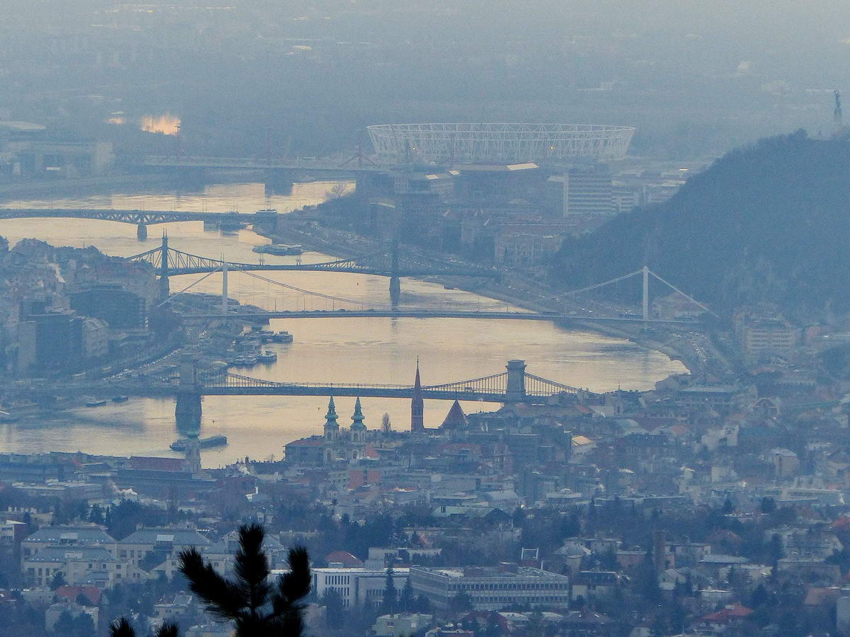 Egy kis zoommal már jól látszanak a Duna hídjai is