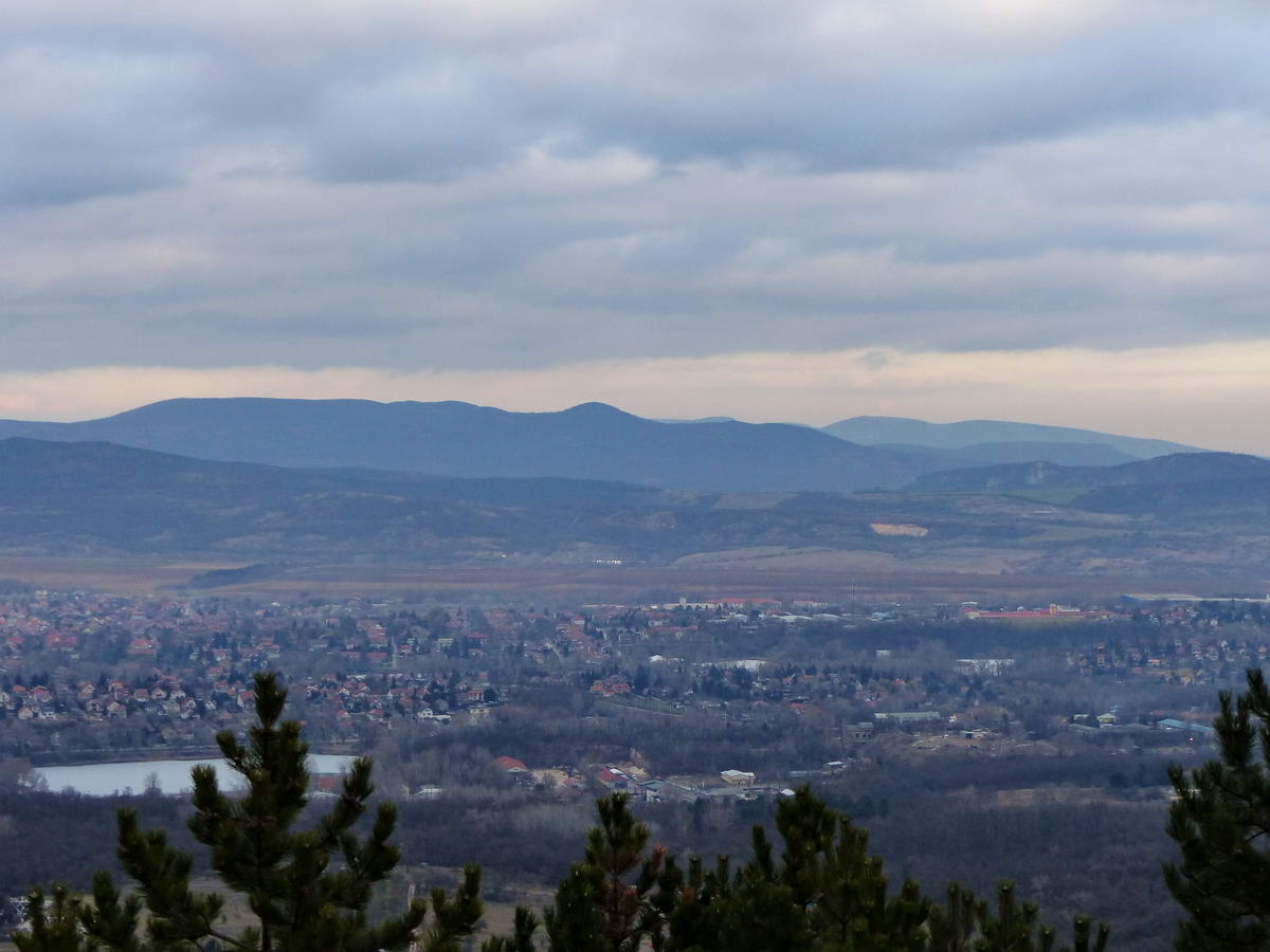 Kilátás Solymárra és a Visegrádi-hegység háttérben álló csúcsaira