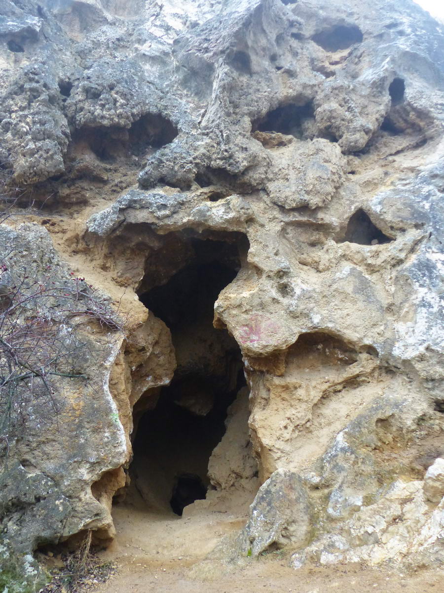 A szikla oldalában nyíló barlang