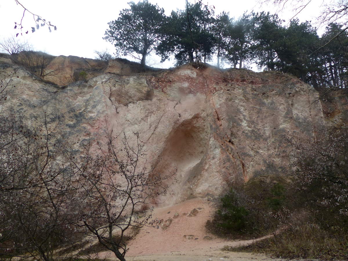 A fennsík peremének sziklafala a Teve-sziklától nézve