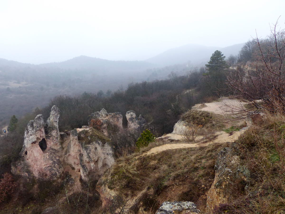 A Teve-szikla tágabb környezete. Csak a köd miatt nem látszik a háttérben az Egri vár.