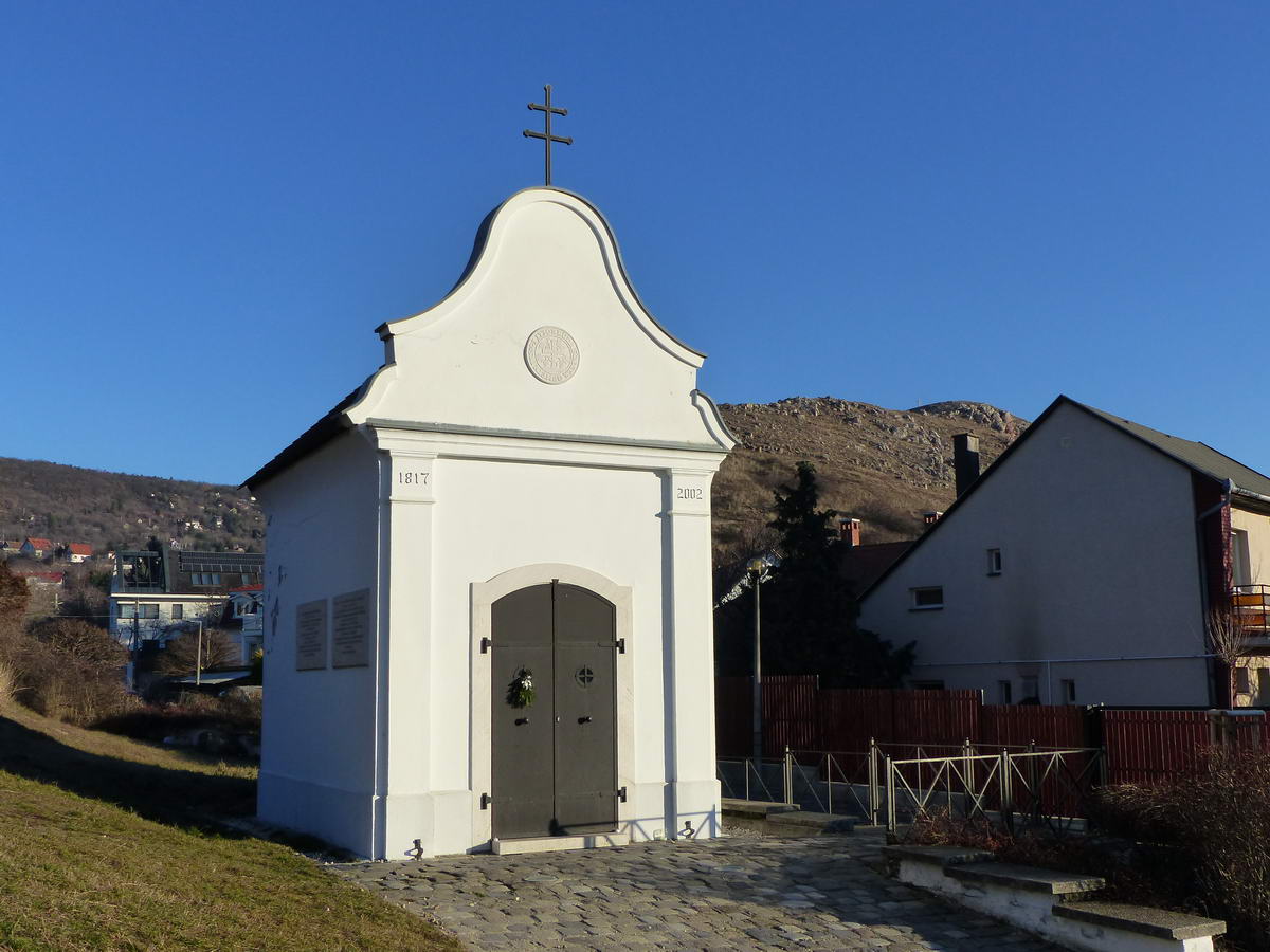 Kicsi kápolna áll a Kálvária-domb tövében