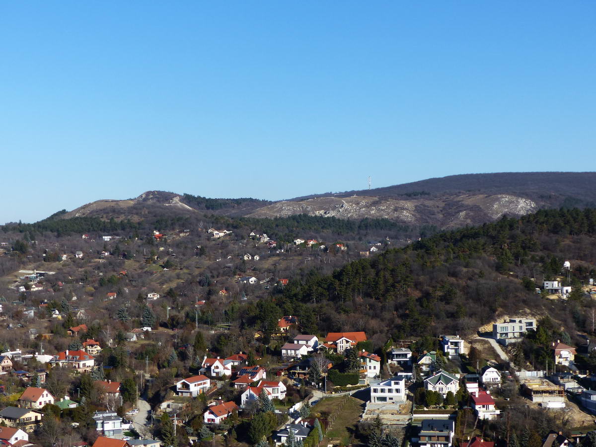 A Törökugratóról is jól látható a Szekrényes (háttérben balra) és a Farkas-hegy fennsíkjára (jobbra)