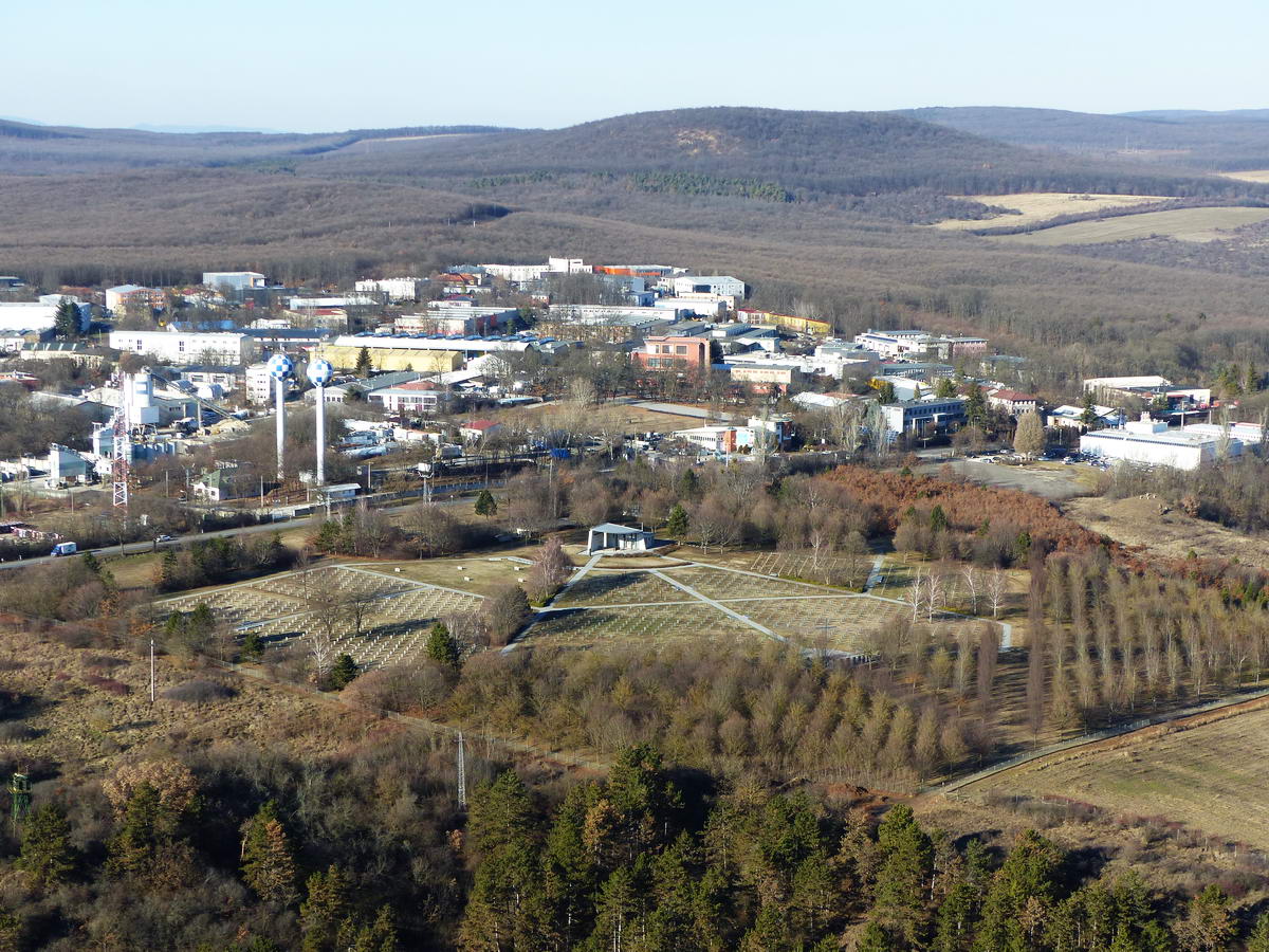 Kilátás a hegytetőről a II. Világháborús magyar-német katonai temetőre