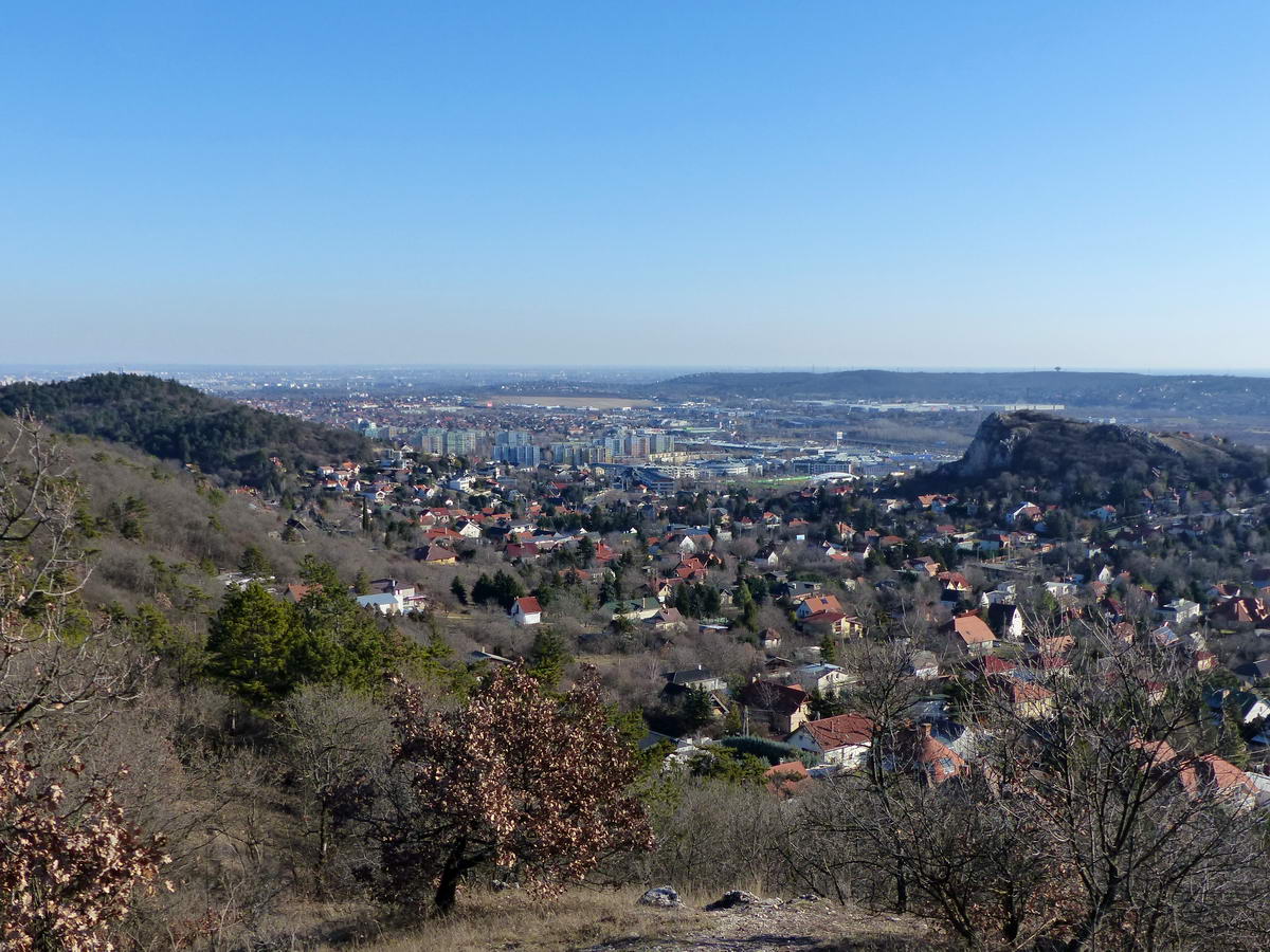 Kilátás a névtelen csúcsról Budaörsre