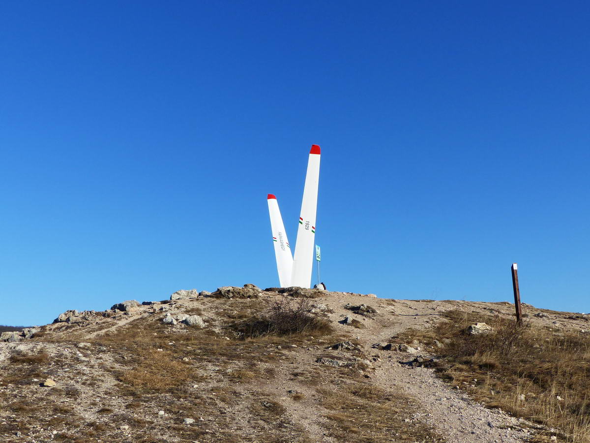 Vitorlázórepülési-emlékmű a Farkas-hegy egyik köves csúcsának tetején