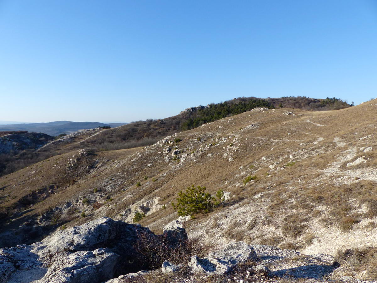 A Farkas-hegy sziklás déli oldala háttérben a Szekrényessel