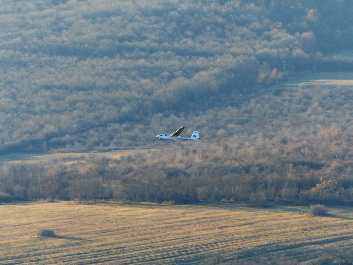 Egy vitorlázórepülő körözött a dombok felett