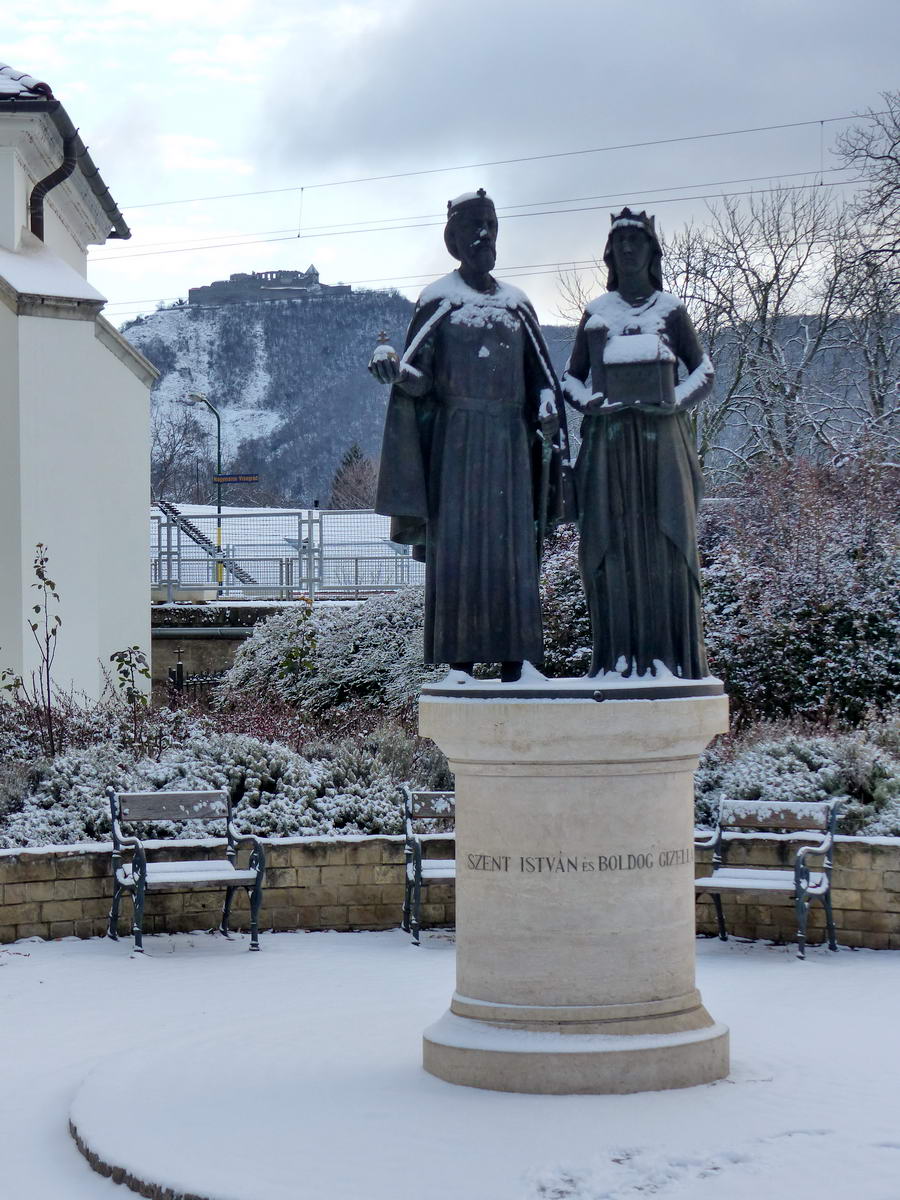 Szent István és Gizella szobraihoz a Visegrádi vár adja a hátteret