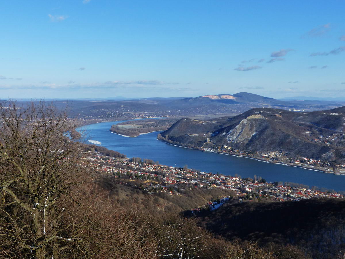 Kilátás a Dunakanyar keleti ívére, a távoli Naszályra és a közelebbi Visegrádi várra