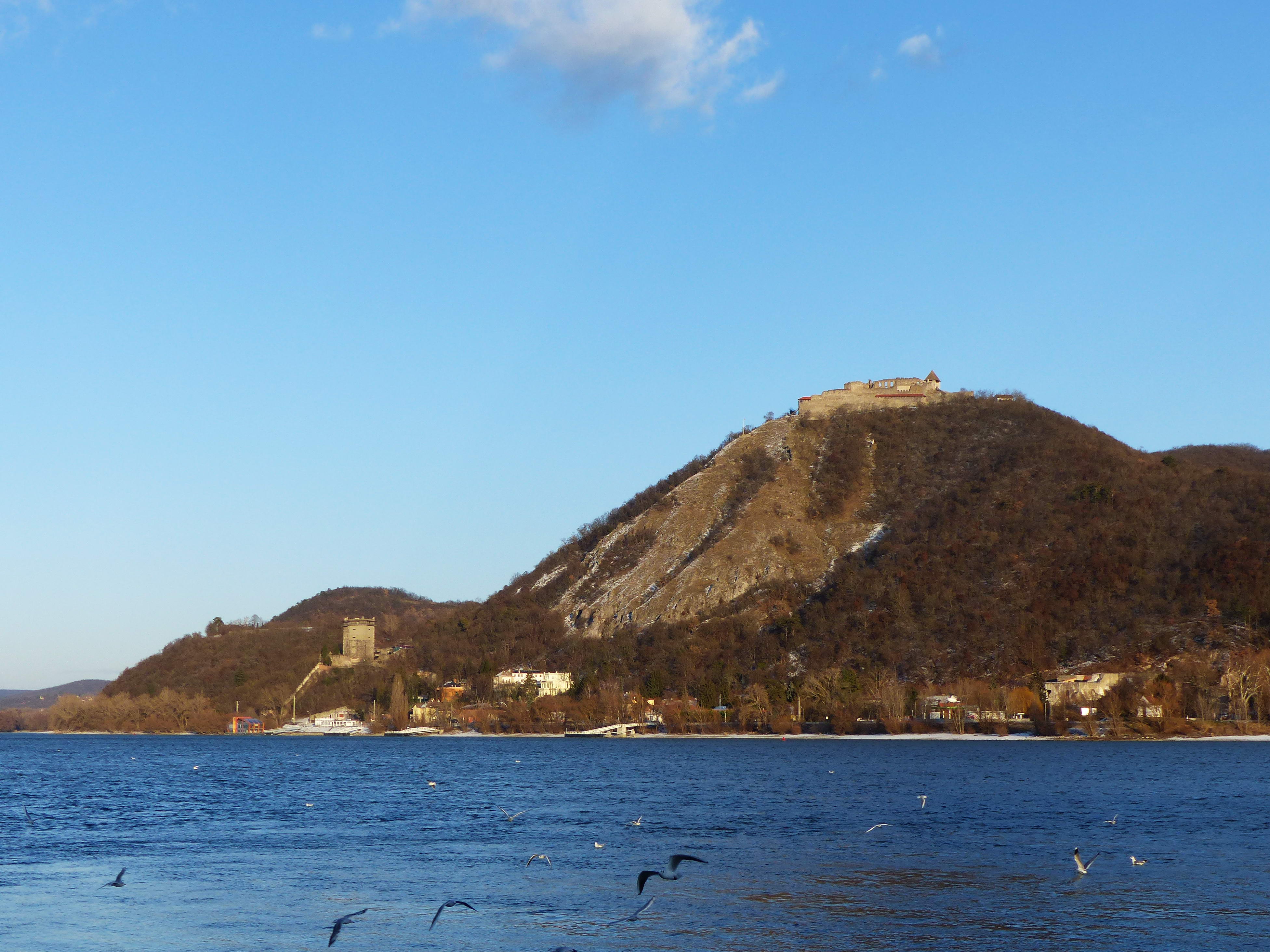 És újra a nagymarosi Duna-parton. Most már szépen megvilágítja a lemenő nap a Visegrádi várat