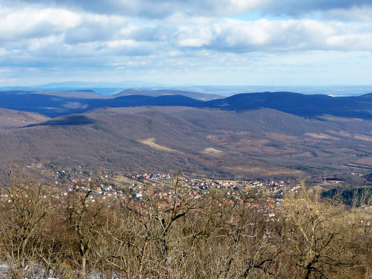 Kilátás a Pilis-tető lábánál fekvő Pilisszentkeresztre