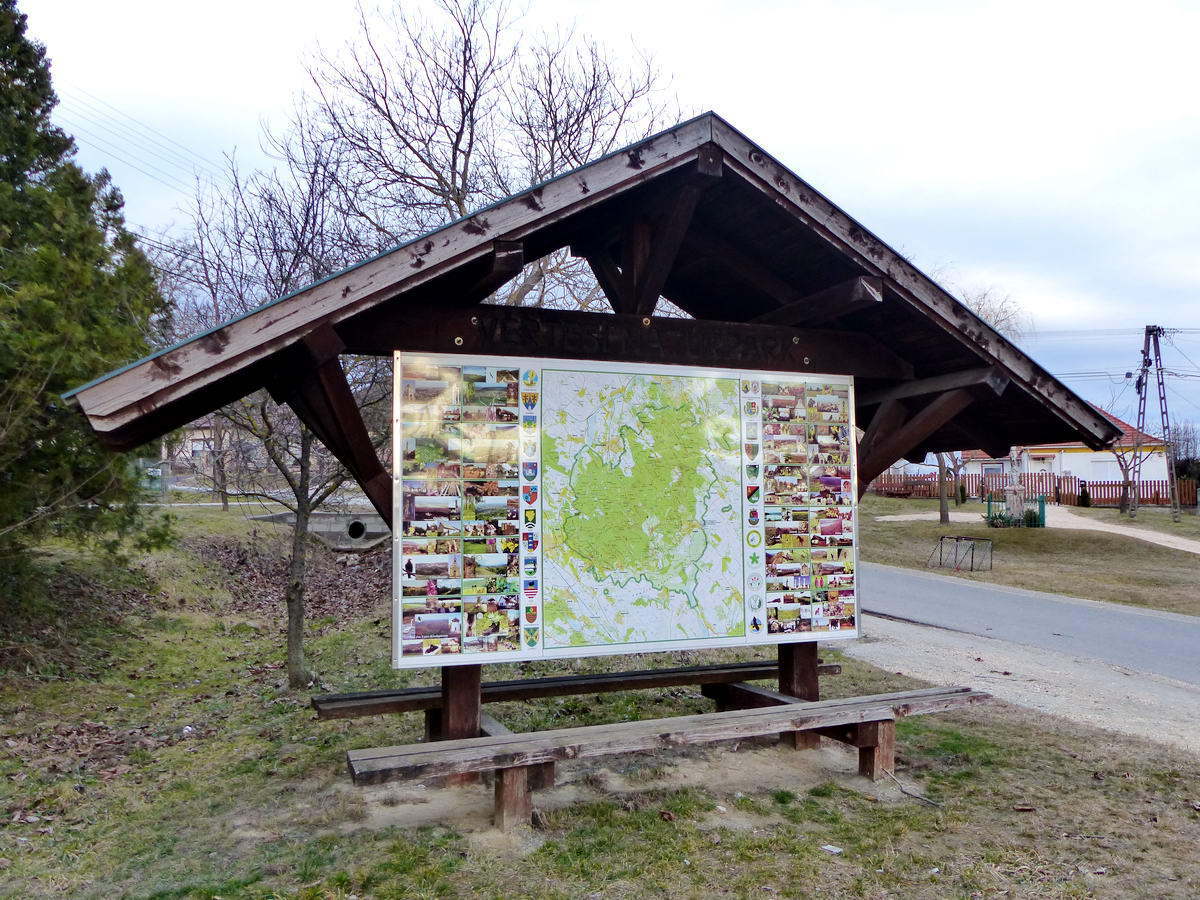 A Vértesi Natúrpark tájékoztató táblája Száron