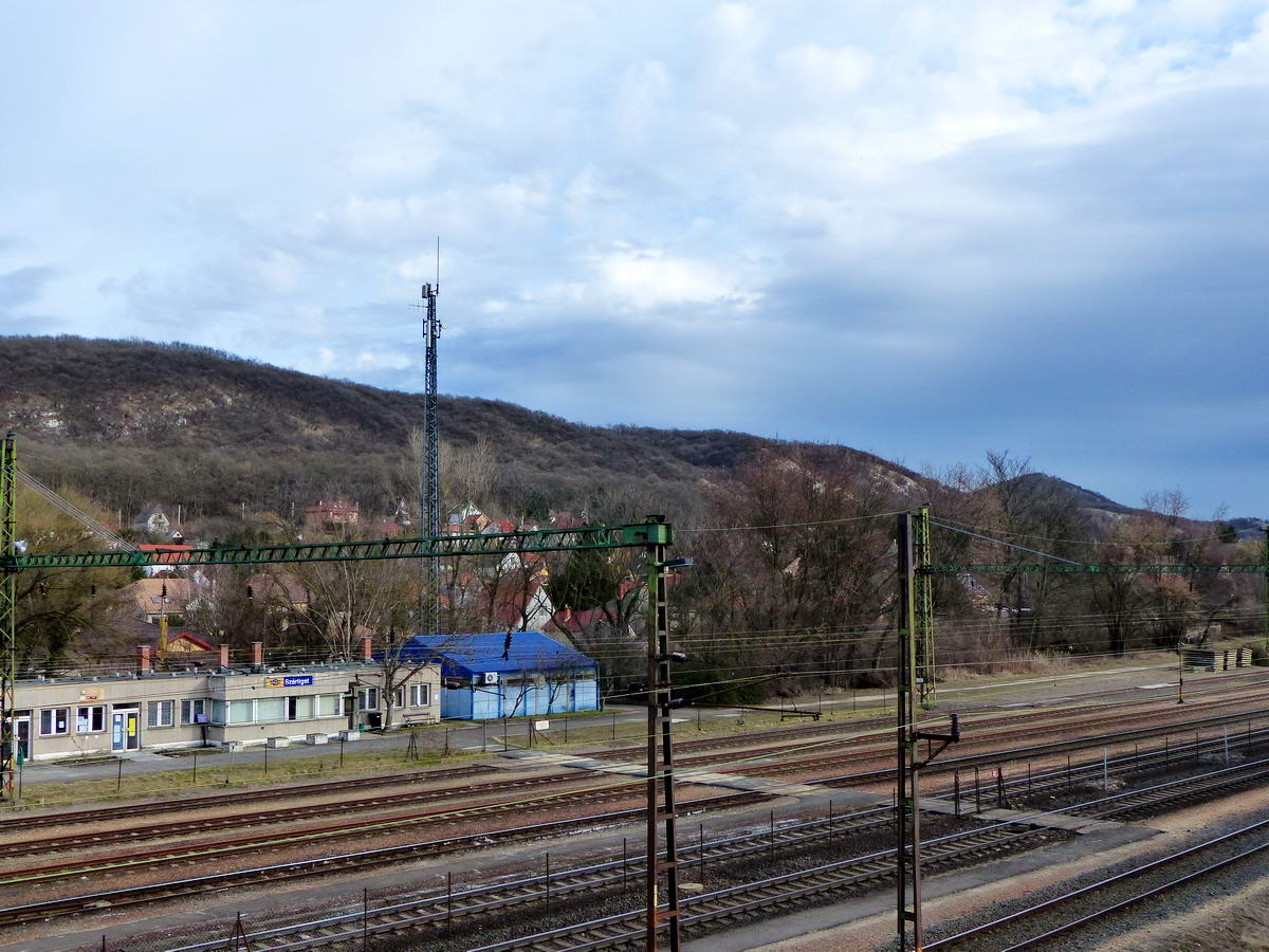 A szárligeti vasútállomás hátterét a Zuppa-tető gerince adja