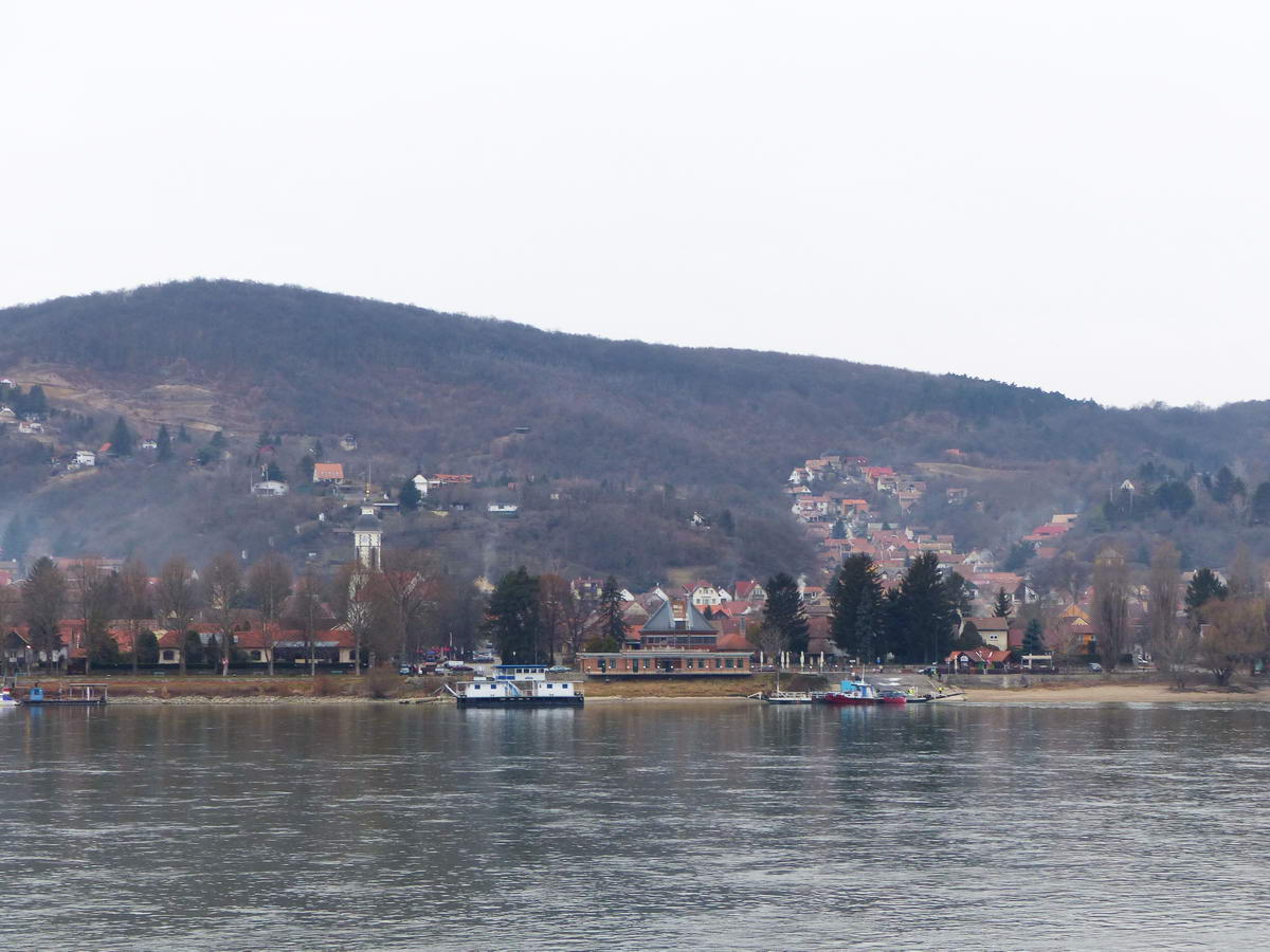 Egy pillantás a Duna túlsó partjára, Nagymarosra