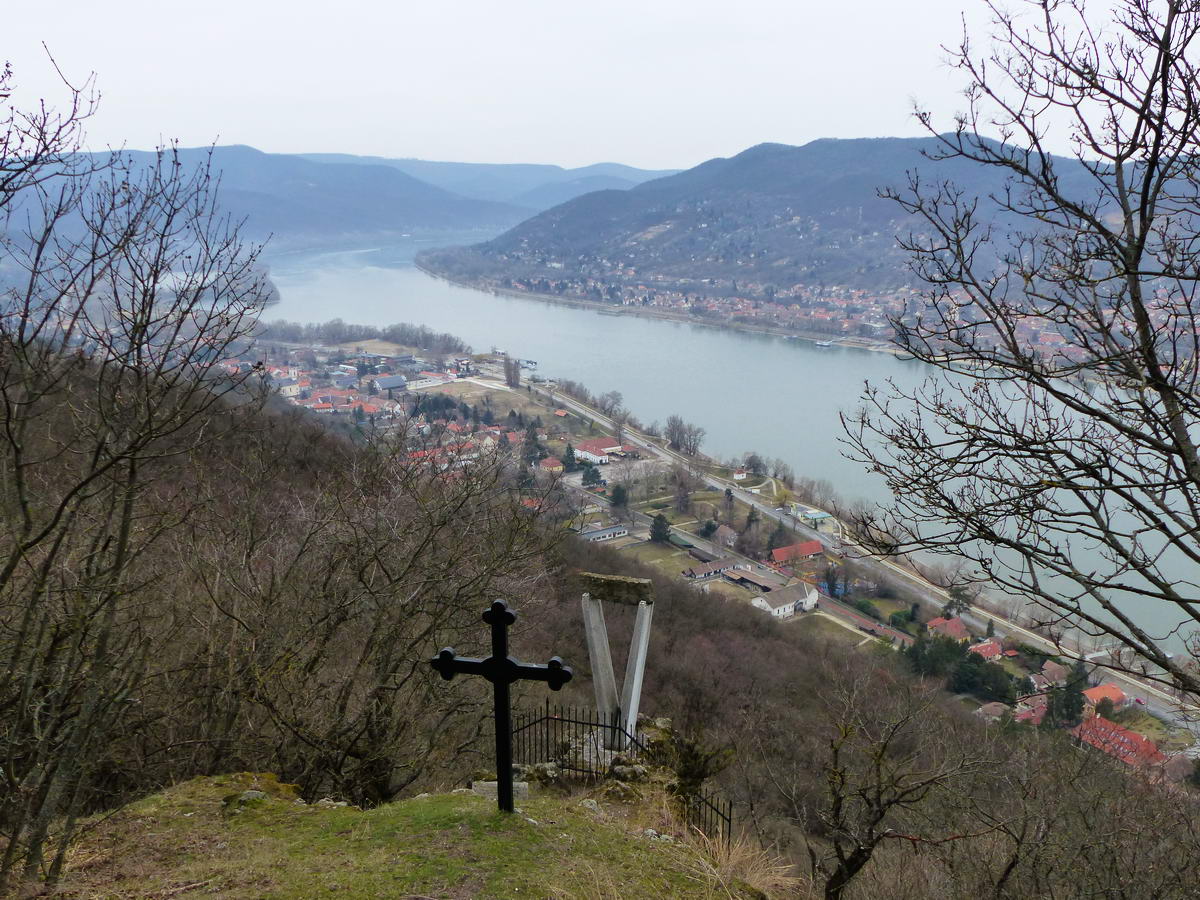 Kilátás a Viktorin emlékműtől és a kereszttől a Visegrádra és a Dunakanyarra