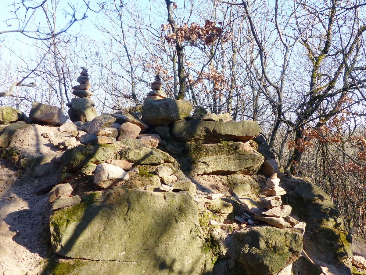 Kis kőpiramisokat építettek a kirándulók a Köves-bérc szikláira