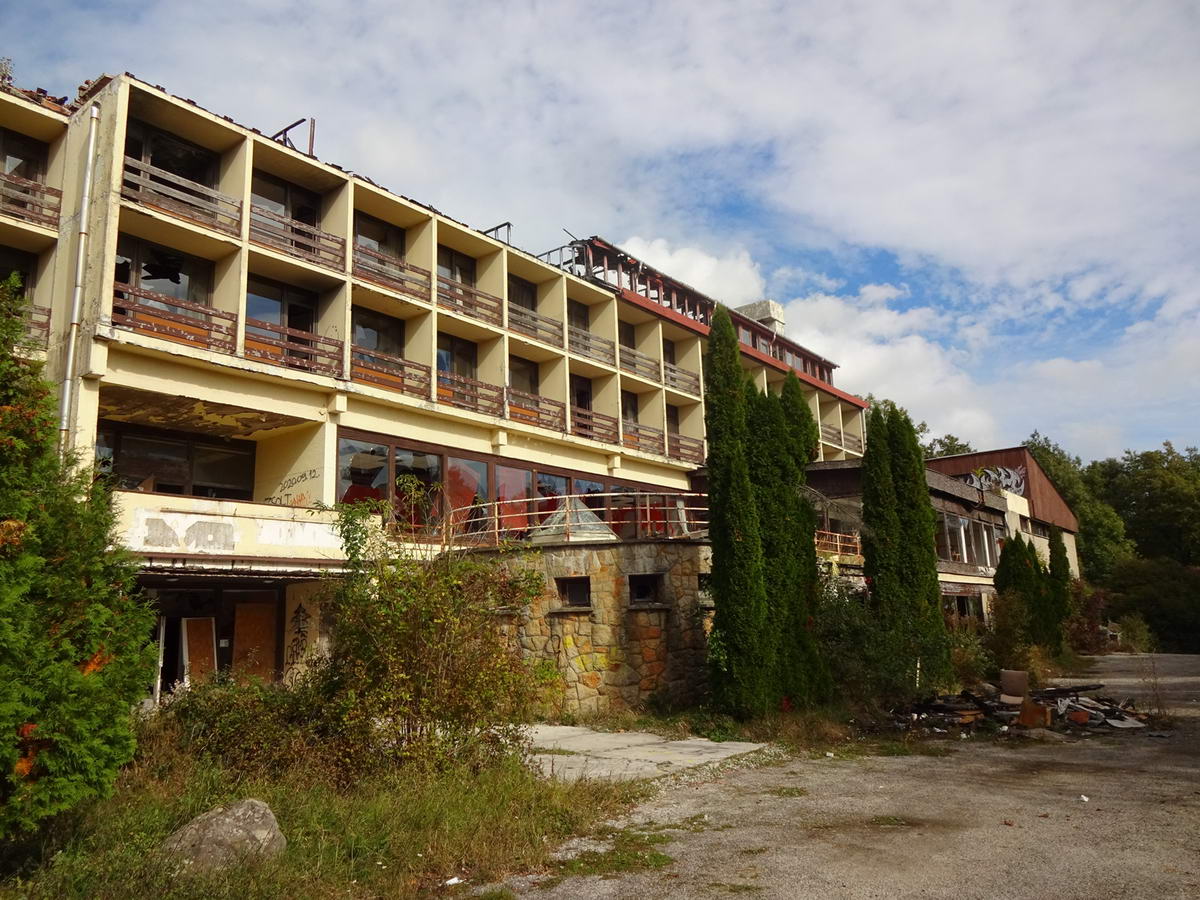 A csendesen, magára hagyottan pusztuló Hotel Nimród egy 2020 októberében készült felvételemen