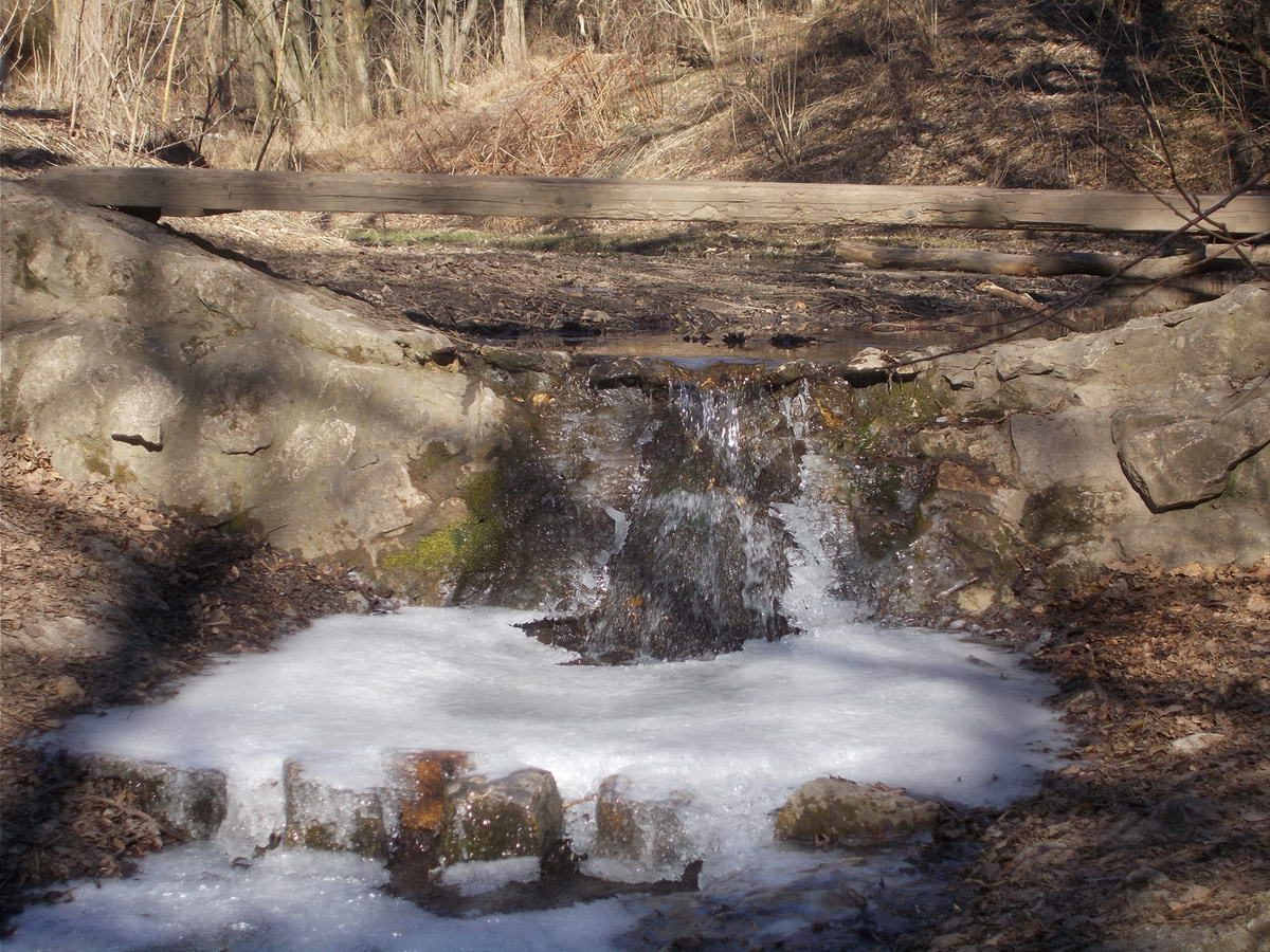A Dera-patak egyik duzzasztójának félig befagyott vízesése