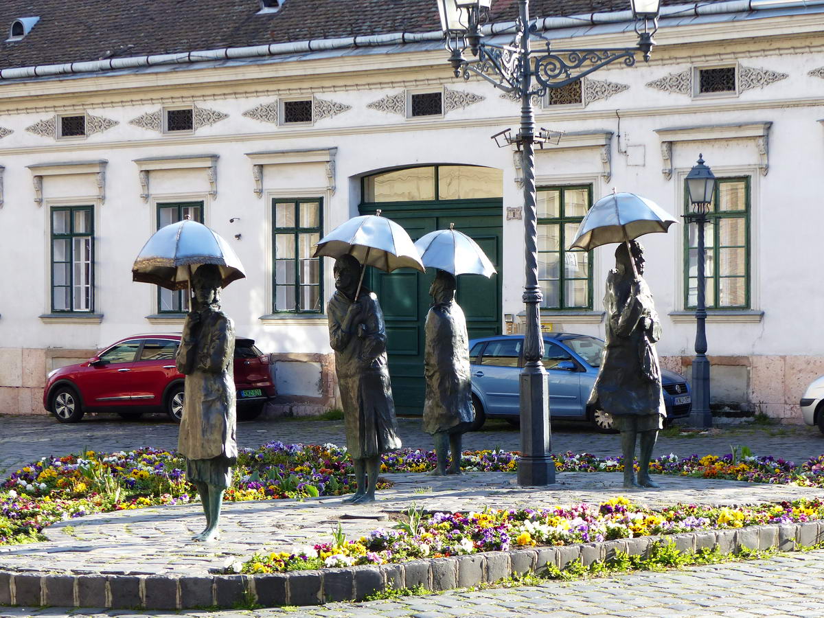 A Szentlélek tér sarkán található Varga Imre szobrászművész Várakozók című szoborkompozíciója