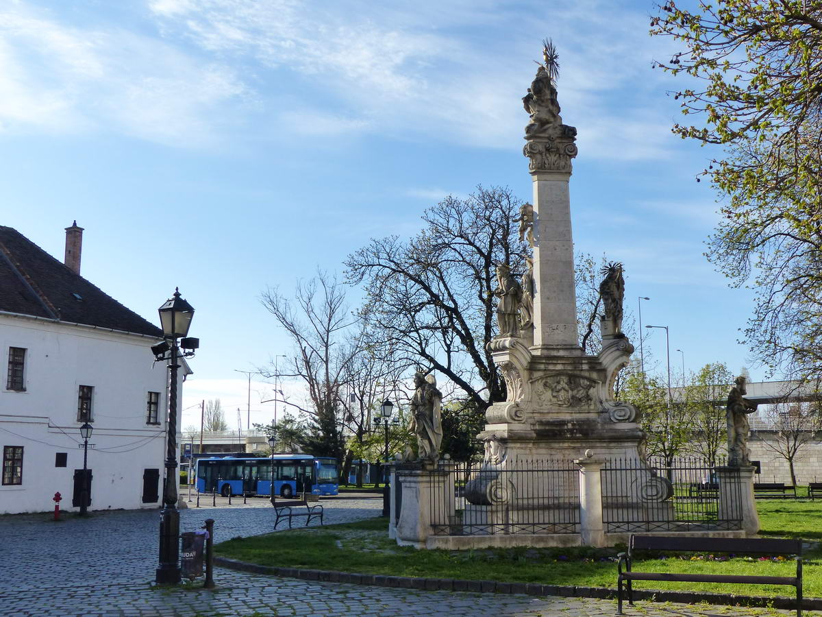 A Szentháromság oszlop mellett már látszik a végállomáson álló buszom. Jó lesz sietni, mert még lekésem a nézelődés miatt!