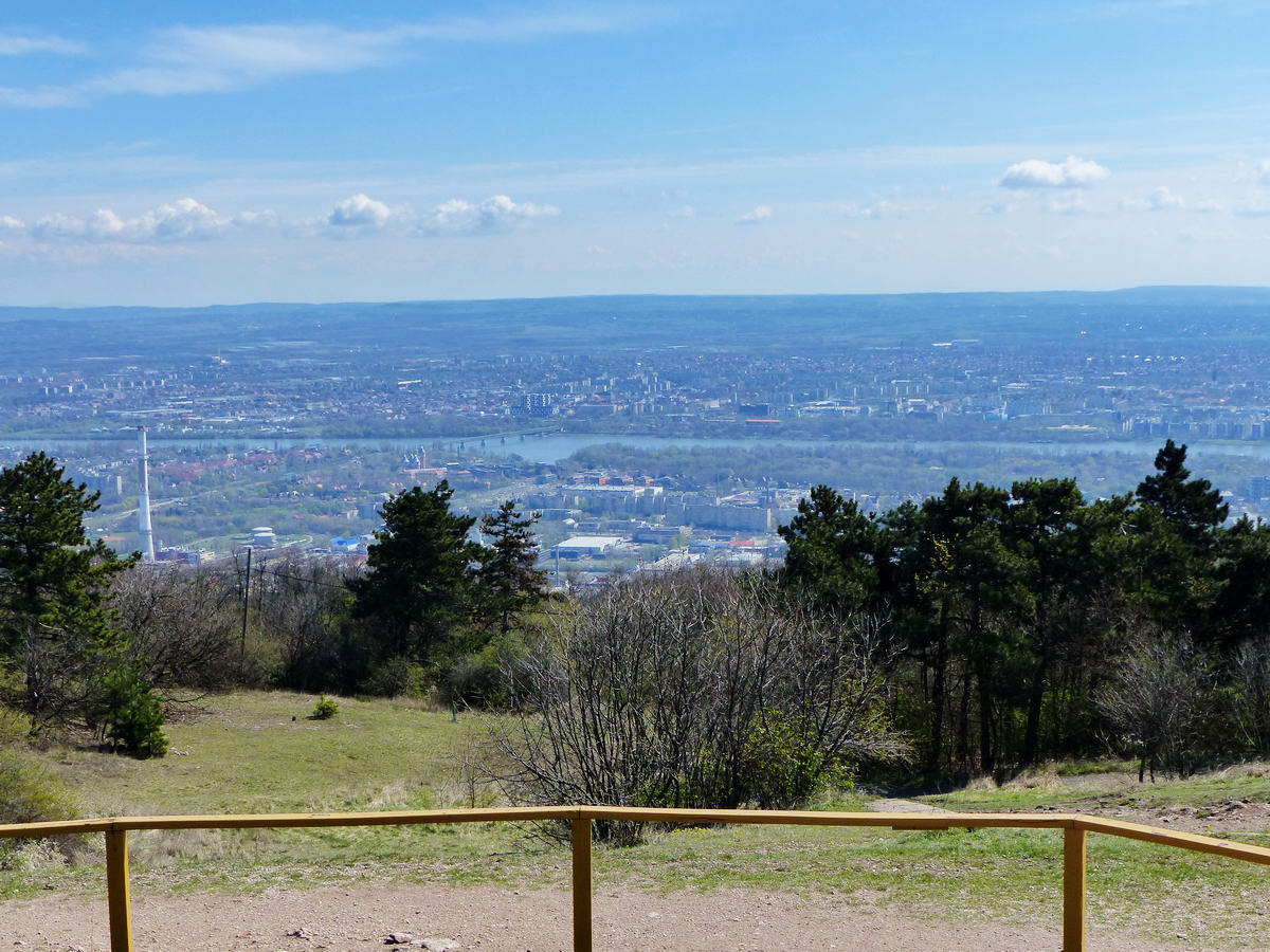 Angyalföld és Újpest panorámája a kilátó tövéből