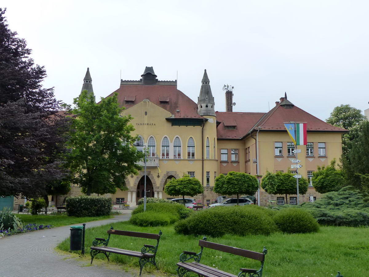 A budafoki városháza egy kis parkban található