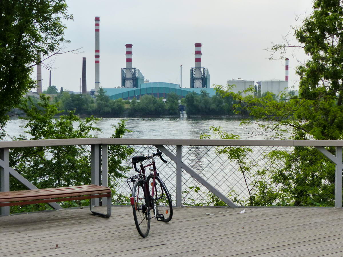 A Dunafok Szabadidőpark sétányáról szép a kilátás a Csepeli Erőműre