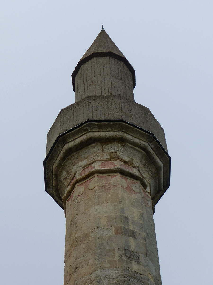 A minaret villámcsapásban megsérült tornyát a rekonstrukciója folyamán építették vissza