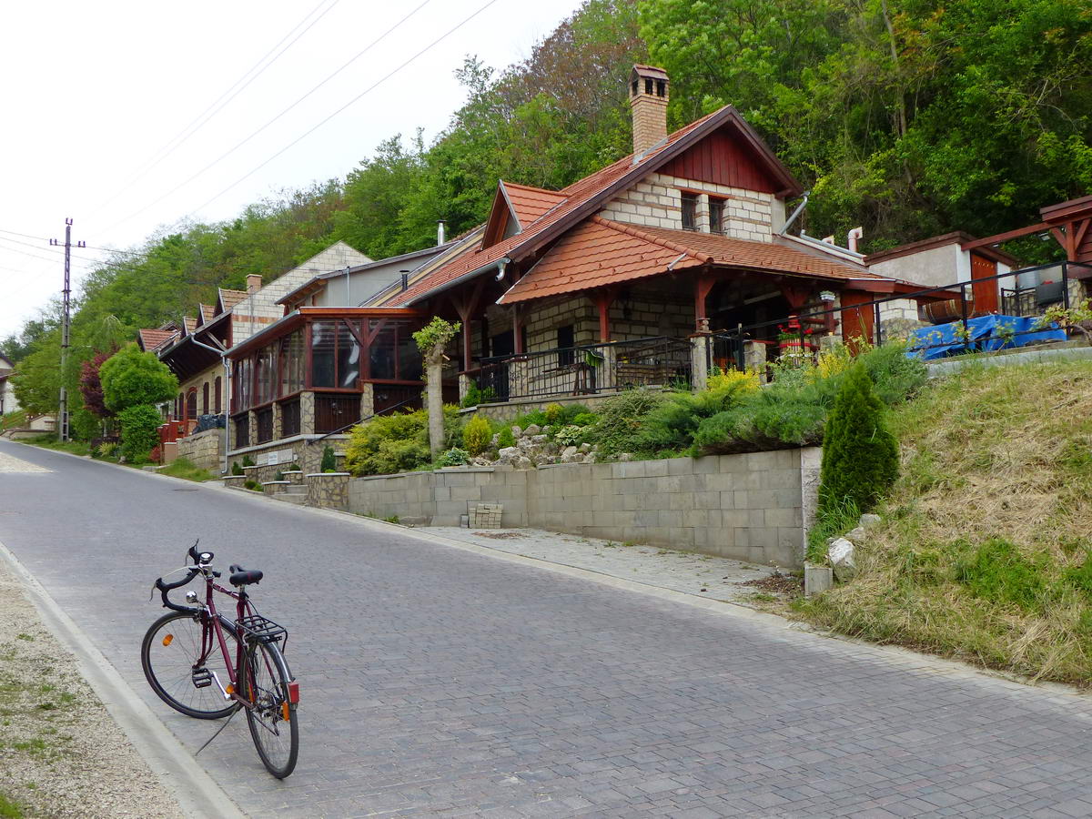 Egymás után épülnek a borozók, vendéglők a meredek Római úton