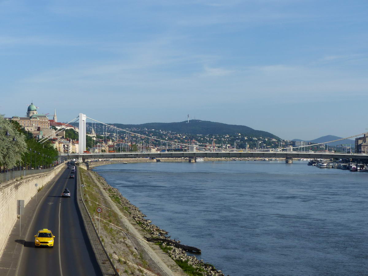 Dunai panoráma a Szabadság híd budai hídfőjétől