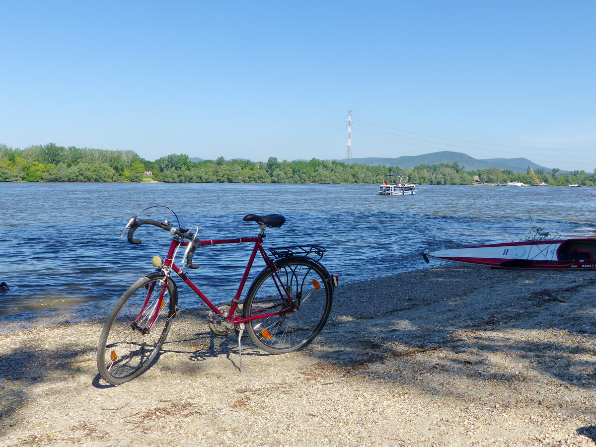 Letoltam egy kép kedvéért a bringát a vízpartra