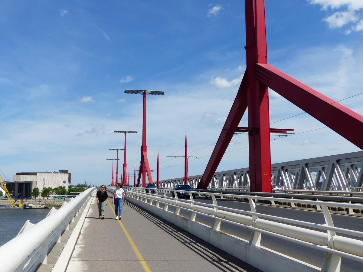 A Lágymányosi híd osztott járda-kerékpárútján