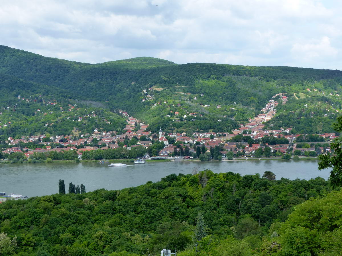 Velem szemben feltűntek a Duna túlsó partján Nagymaros házai