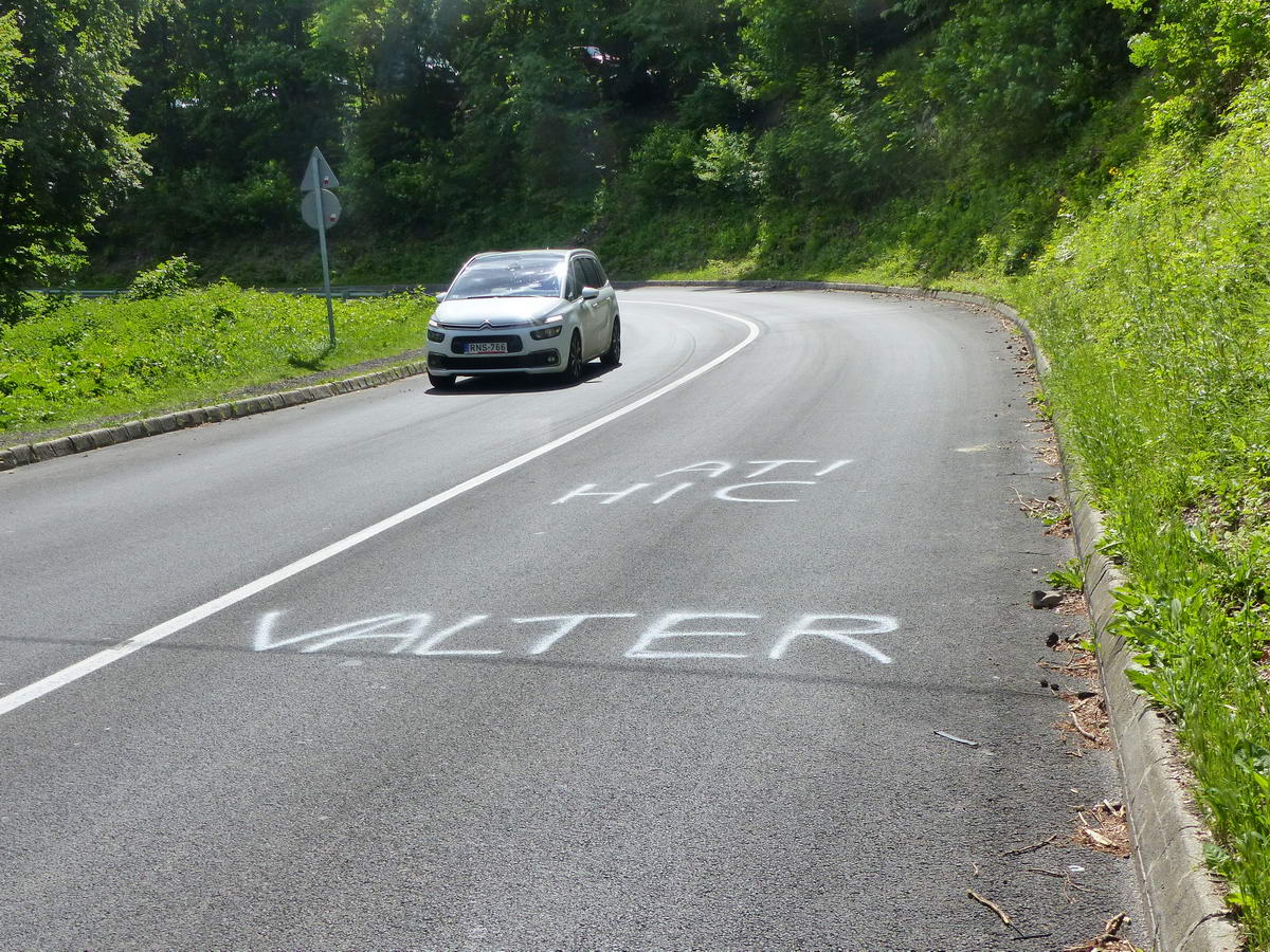 Még nem koptak le az úttestről a Giro‘d Italia magyar futamára felfestett szövegek